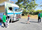 運転席からの見え方を確認する児童ら