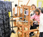 弓浜絣制作の工程を体験する参加者たち