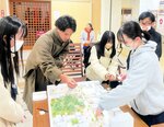 巨大模型を囲んで皆生の未来について話す参加者