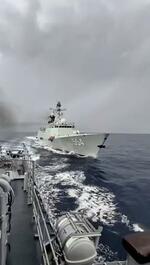 　５日、南シナ海でフィリピン軍艦を至近距離で追尾する中国軍艦（フィリピン海軍提供の動画から、共同）