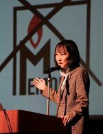 　新潟県柏崎市で高校生に講演する奈倉有里＝２０２５年３月（撮影・林昌三）