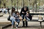 　公園で食事を取る親子連れ＝３月、パリ（共同）