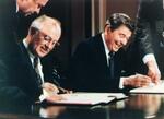 　１９８７年１２月、米ホワイトハウスで中距離核戦力（ＩＮＦ）廃棄条約に調印する当時のゴルバチョフ・ソ連書記長（左）とレーガン米大統領（ロイター＝共同）