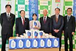 ブランド米「星空舞」を寄贈した影井会長（左から２人目）ら＝１４日、鳥取市の鳥取環境大