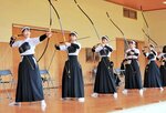 団体で優勝した女子の倉吉西＝鳥取市弓道場