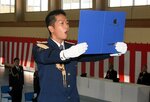 卒業生を代表して答辞を読み上げる河田巡査＝２日、鳥取市伏野の県警察学校
