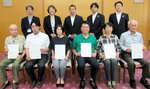 田畑支社長（後列右から２人目）や吉川助成事業部長（後列中央）から取り組みをたたえられた各団体の代表者ら＝５日、鳥取県庁