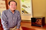 繊細な輪島塗の作品を前にする賀川さん＝１１日、八頭町久能寺