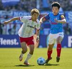 　競り合うフライブルクの堂安（左）とキールの町野＝キール（共同）