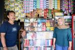 　夫イマン・ガザリさん（左）とワルン・マドゥラを経営するシティ・アイシャさん＝２０２４年５月、ジャカルタ（共同）