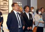 　熊本県水俣市の市立水俣病資料館を見学する宇城市の末松直洋市長（左端）ら＝２９日午前