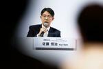 　記者会見で質問に答えるトヨタ自動車の佐藤恒治社長＝８日午後、東京都中央区