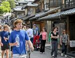 　京都・清水寺周辺を散策する外国人観光客ら＝昨年４月