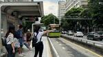 　台湾・台北市のバス停で手を挙げて乗車の意思表示をする人