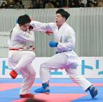 　男子個人組手の決勝で攻める嶋田力斗（右）＝日本武道館
