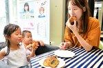 梨の葉を生地などに練り込んだスイーツを試食する家族＝１５日、鳥取市湖山町南４丁目の鳥取大