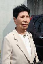 　自宅前で取材に応じる袴田巌さんの姉ひで子さん＝２２日午前、浜松市