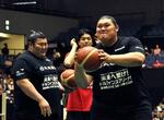 　フリースローを狙う大の里。左は熱海富士＝名古屋市のドルフィンズアリーナ