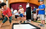 こま回しに夢中になる子どもたち