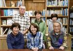 　「ネイチャー研究会ｉｎむかわ」のメンバーら。前列中央が小山内恵子会長、後列左が会員の奥野泰崇さん＝２０２４年１１月、北海道苫小牧市