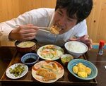 伯桜鵬の大好物をそろえた「令和の怪物さん定食」を食べる本紙記者＝10日、鳥取県倉吉市の「扇雀食堂」