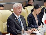 　スリランカの国防省でジャヤセカラ国防副大臣と会談する中谷防衛相＝４日（共同）
