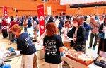 純米酒と相性の良い料理を求めて列をつくる参加者