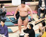 幕下優勝を決め、引き揚げる落合＝２０日、東京・両国国技館