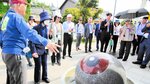 水木しげるロードを視察する「日台観光サミット」の参加者＝３０日、境港市大正町
