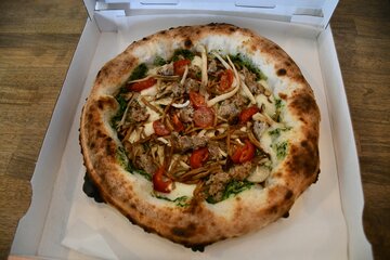 
週替わりランチ　ピザ＆ドリンクセット　１，４００円

こちらのランチは平日限定で10時30分～14時までの提供です。

メニューに載っていない週替わりのアラカルトピザとマルゲリータの２種類から選べます。アラカルトピザはインスタグラムでチェック♬

ピザのサイズは25ｃｍと一般のピザより少し小ぶりでも、厚焼きで表面をサクッと焼き上げ、中はモチっとした食感でお腹も大満足です。

看板メニュー「ピザウィッチ」ほかテイクアウトメニューもあります。

ご家族、ご友人と楽しいひとときを過ごしてみませんか。
