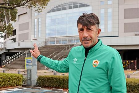 　浦和レッズとの協議後、取材に応じる「ＦＣクルド」のメティン監督＝６日午前、さいたま市
