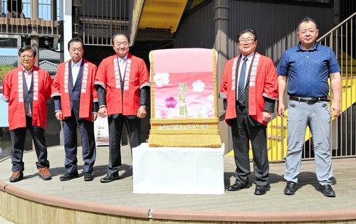 市民らの寄付金で作られた伯桜鵬関の化粧まわしを披露する後援会関係者ら＝７日、鳥取県倉吉市明治町の打吹回廊