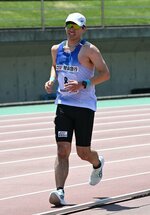 男子５０００㍍競歩で大会新記録をマークした山本徹＝ヤマタスポーツパーク陸上競技場