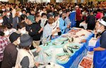新鮮な魚を買い求める来場者＝８日、境港市昭和町の鳥取県営境港水産物地方卸売市場２号上屋