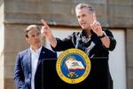 　カリフォルニア州のアーモンド農園で記者会見するギャビン・ニューサム州知事＝１６日、セレス（ＡＰ＝共同）