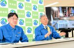 珠洲市の被災状況や活動内容を報告する島崎主幹（左）と今西副課長＝２２日、香美町役場