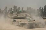 　１８日、イスラエル南部のガザ境界近くで進むイスラエル軍戦車（ＡＰ＝共同）
