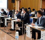 １８歳未満の医療費無償化や子育て支援について話し合う自治体の首長ら＝１８日、鳥取県庁