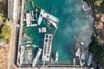 　三重県志摩市の浜島港で行政が撤去処分を行った放置船＝１月（三重県提供）