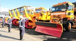 除雪車両の装備の作動状況を確認する職員ら＝１日、豊岡市幸町の県豊岡総合庁舎