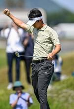 　第３日、１６番でバーディーパットを決めガッツポーズする阿久津未来也。通算１２アンダーで首位＝ＪＦＥ瀬戸内海ＧＣ