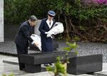 　硫黄島の「鎮魂の丘」で献花される天皇、皇后両陛下＝７日午後、東京都小笠原村（代表撮影）