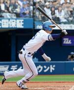 　６回ＤｅＮＡ２死三塁、梶原が右翼線に適時二塁打を放つ＝横浜