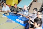 なんまいだー 無病息災と豊作を祈って長さ１６㍍の数珠を引き回した「大数珠引き」＝１６日、香美町村岡区日影