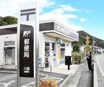 「八頭ブラウン」に彩られた郵便局やポスト＝１４日、八頭町安井宿
