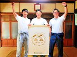 空き家問題の解決に挑む石神共同代表（中央）ら＝２６日、湯梨浜町宇野