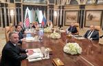 　ウクライナ和平を巡る協議に臨むルビオ米国務長官（左から２人目）とロシアのラブロフ外相（右端）ら両国代表団＝２月１８日、サウジアラビア・リヤド（タス＝共同）