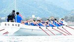 息を合わせ、力強くこぎ進める生徒＝２９日、香美町香住区下浜沖の香住湾