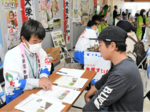 担当者（左）から就農に関する話を聞く来場者＝３日、倉吉体育文化会館