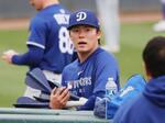 　やり投げトレーニングを終えたドジャース・山本＝グレンデール（共同）
